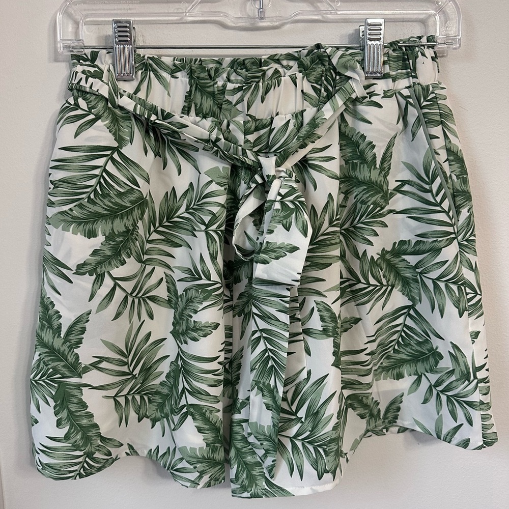 Lulu's High Waist Green and White Tropical Shorts resort wear vacation Size M
